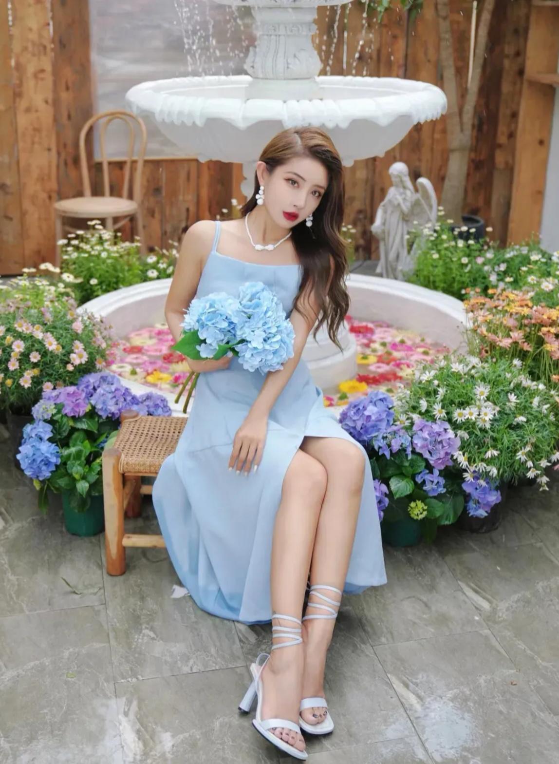 这套穿搭是优雅清冷的浅蓝轻熟风，把温柔色调与轻熟感细节融合。浅蓝吊带长裙自带清冷