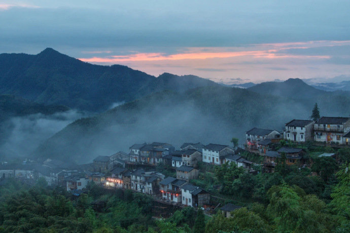 徽州，每一处村落田园都充满了诗情画意，却又历尽里太多的沧桑。​​​