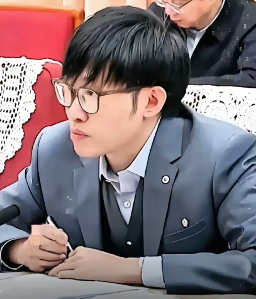 记者问：“中美AI差距到底有多大？”梁文峰毫不避讳一针见血地回答：“表面上中国A