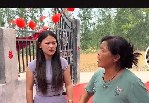阿杜要给妈妈每个2000元今天是雨露回门，阿杜是想趁着雨露在，提出给妈妈每个