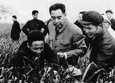 1958年，周恩来在上海视察钢厂，38度高温穿上厚帆布工装，满车间转了一个多钟头
