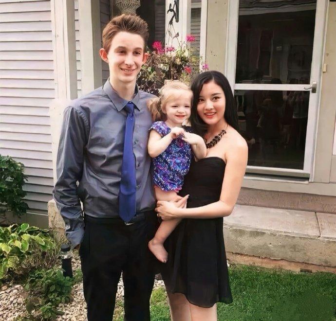 看宋祖儿早期美高时期的旧照好惊喜！十五岁的她还是素人状态，和身边十三岁的小弟弟同