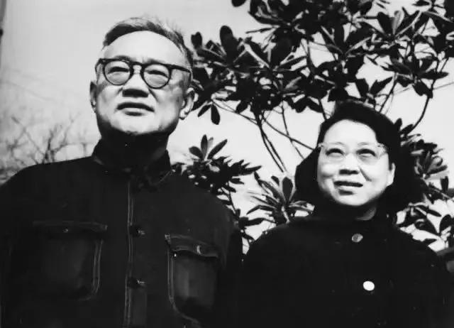 1944年，洞房花烛夜，40岁巴金望着27岁美丽娇俏的萧珊，柔声道：“我这辈子只