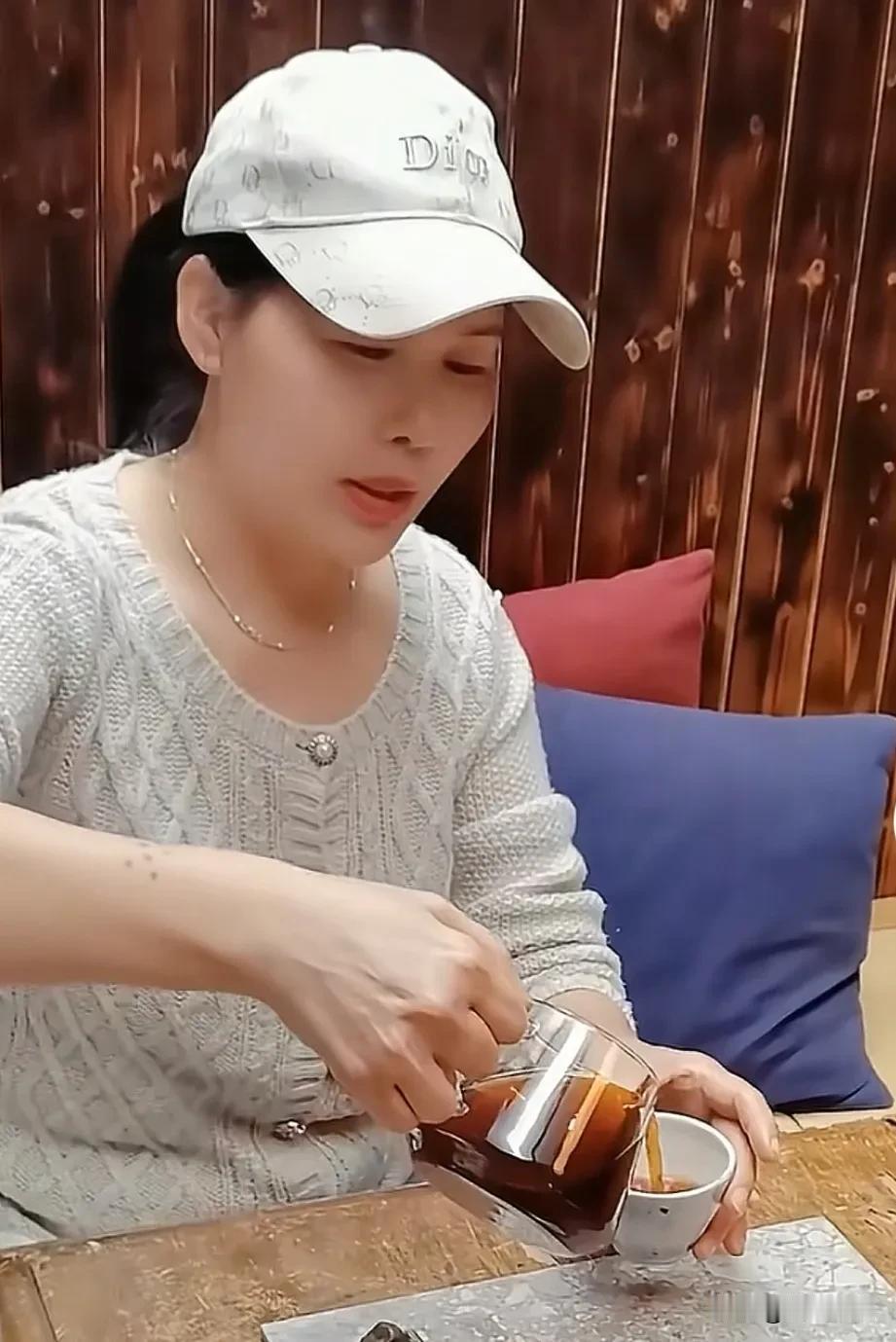 汪小菲的两个孩子玥玥和小霖霖也是好样的，姐弟俩第一次分开。玥玥回北京时霖霖还没有