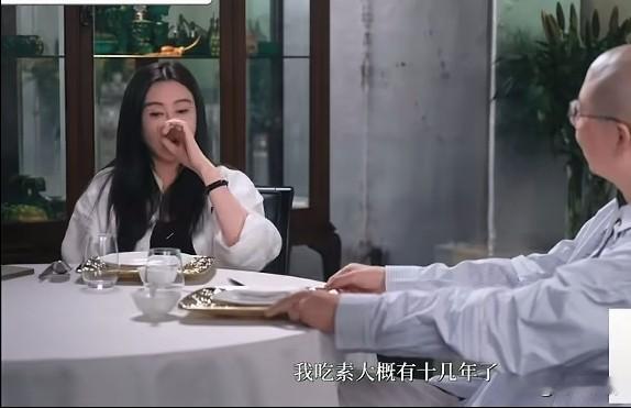 别再迷信天价面霜、无休止医美就是抗衰标准答案。59岁王祖贤，隐退二十多年远离娱乐圈漩涡，不靠营销通稿