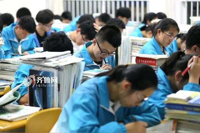 高考正式进入最后两个月的倒计时！但前方已经有多条炸裂的消息传来。2026年的