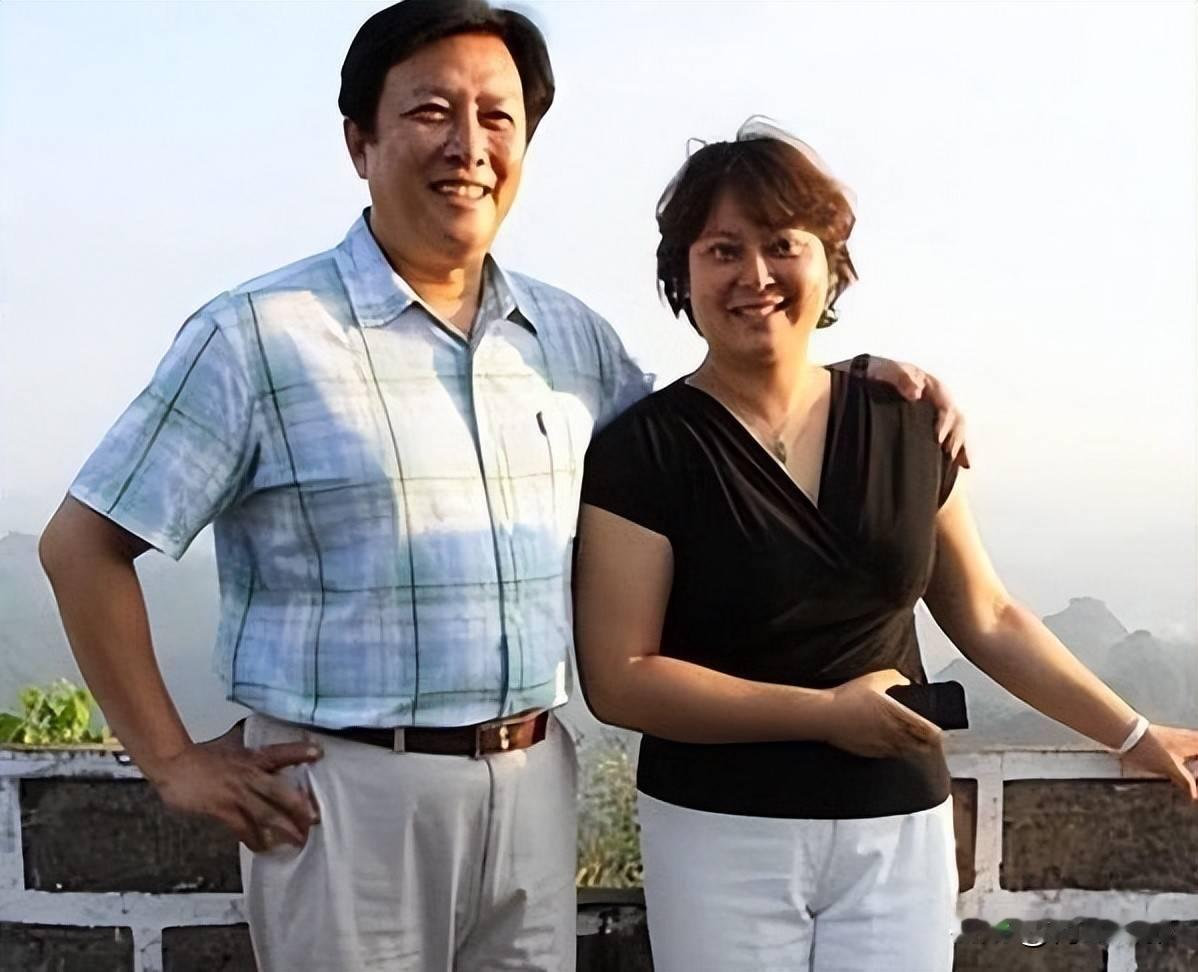 谁能想到家喻户晓的唐国强女儿唐莉，竟活成烟火里的普通人。1983年出生的唐莉