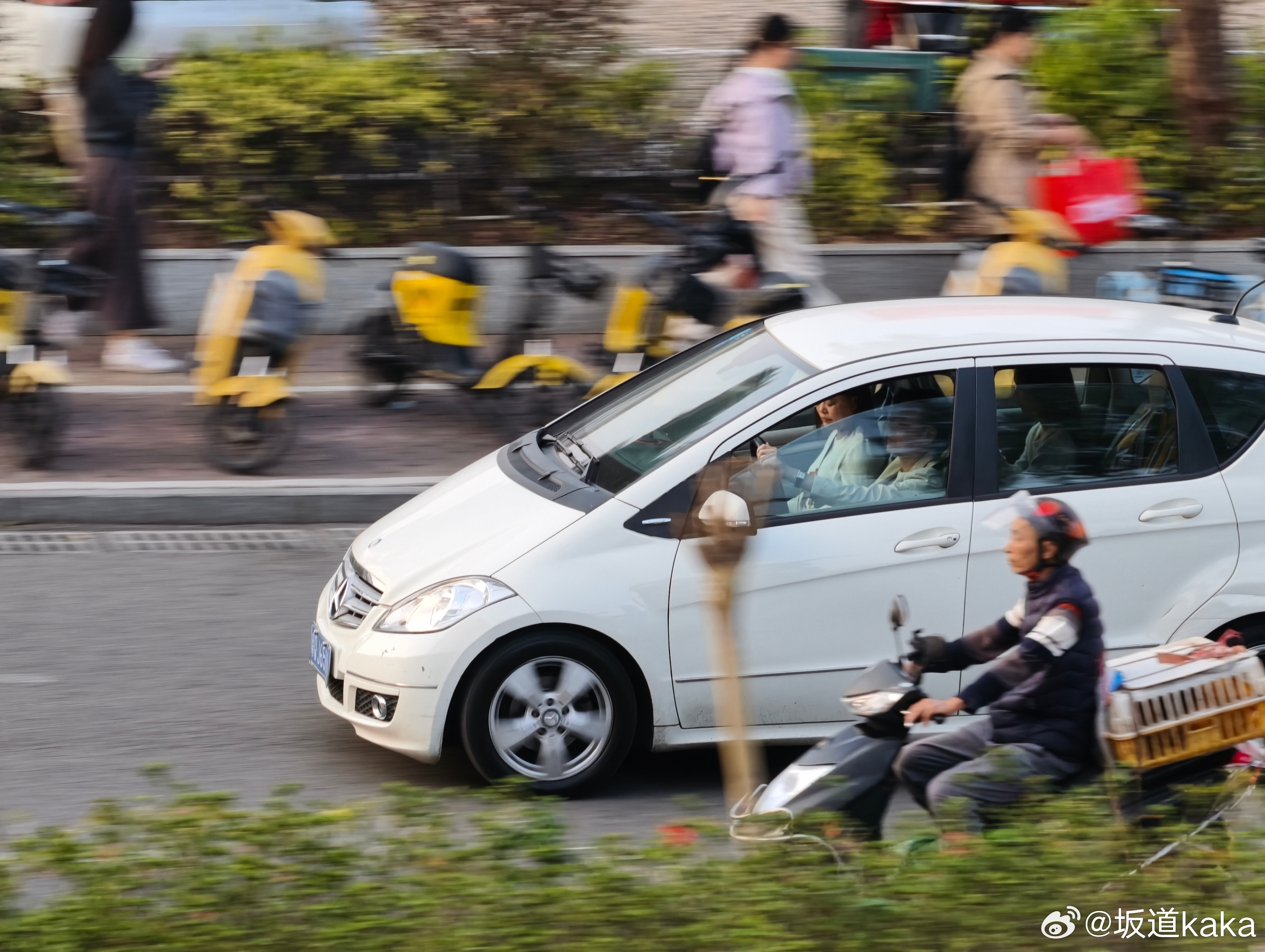 AI已经让人不敢消费了。家里有个亲戚，年初打算买新能源车回家过年，还问过我25万