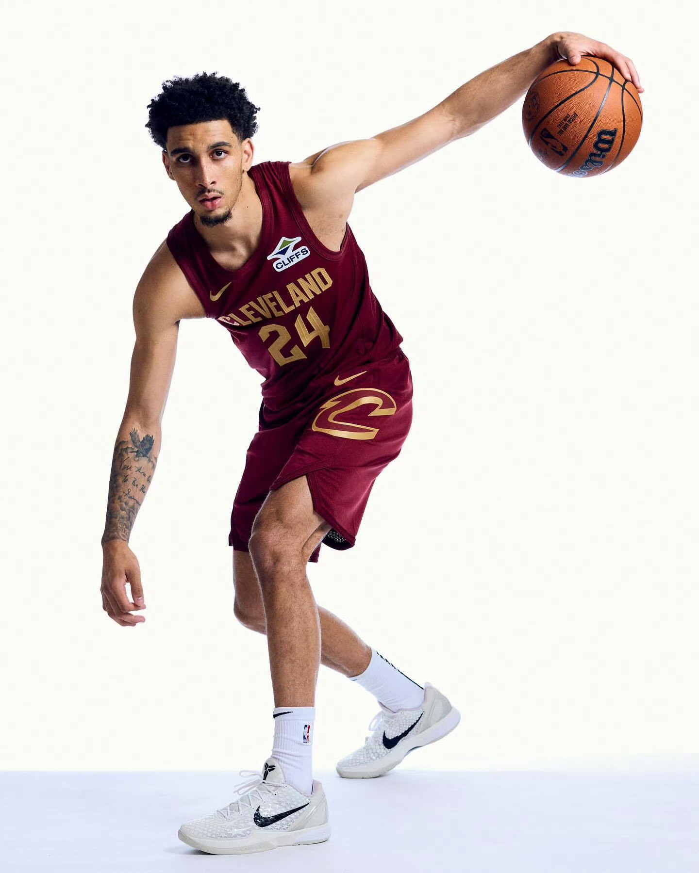 骑士nba我的观赛搭子nba选秀身穿24号球衣，脚踩科比6。你觉得我们的新秀泰