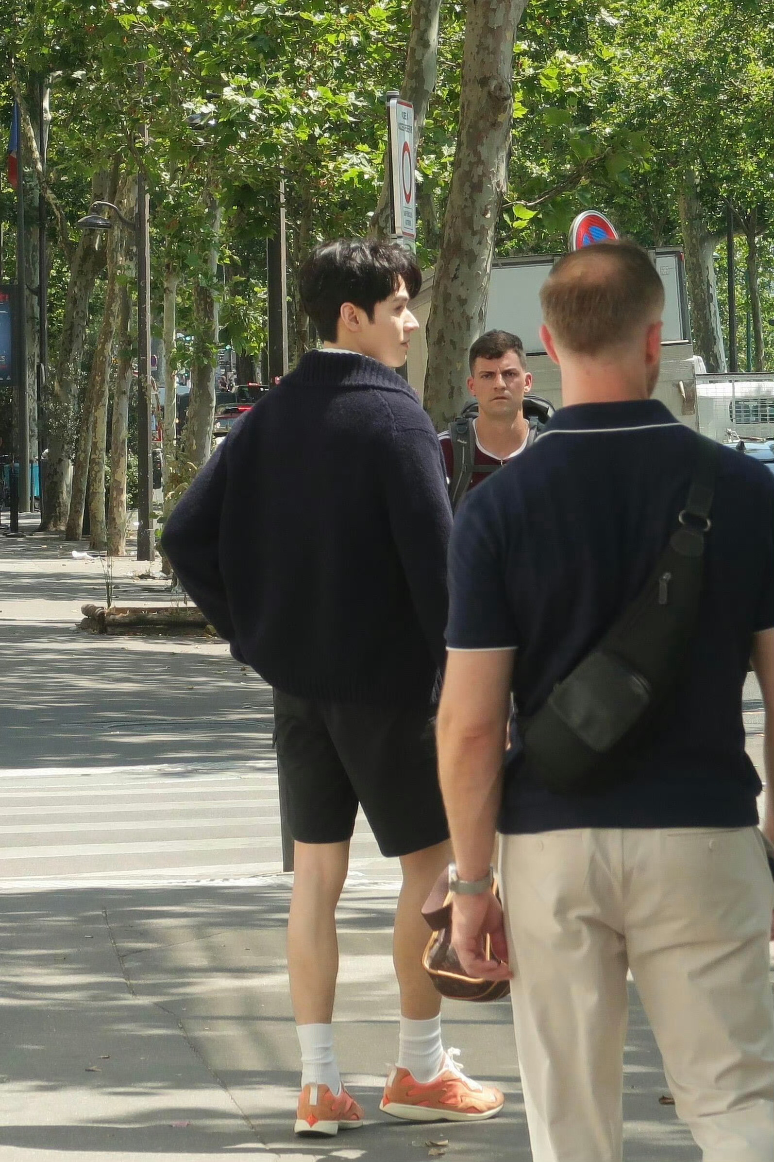 龚俊这是偶遇还是街拍谁能想到路人随手抓拍都能这么出圈，龚俊真人颜值身材完全超出预