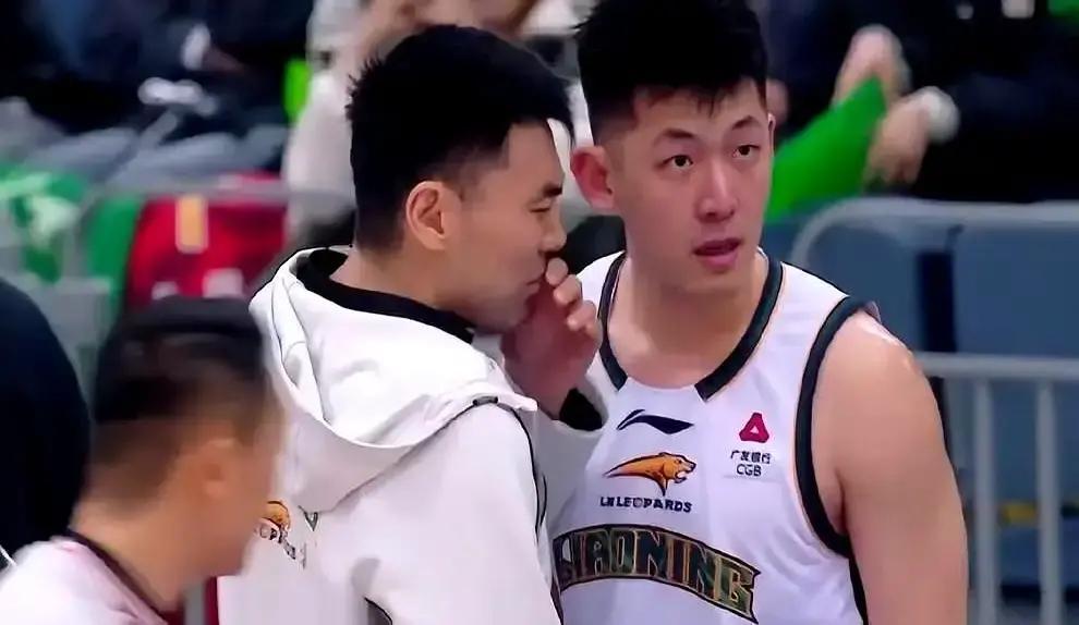 昨晚辽篮对天津，杨鸣的操作把我看愣了。天津外援詹姆斯篮下横冲直撞，正常思路