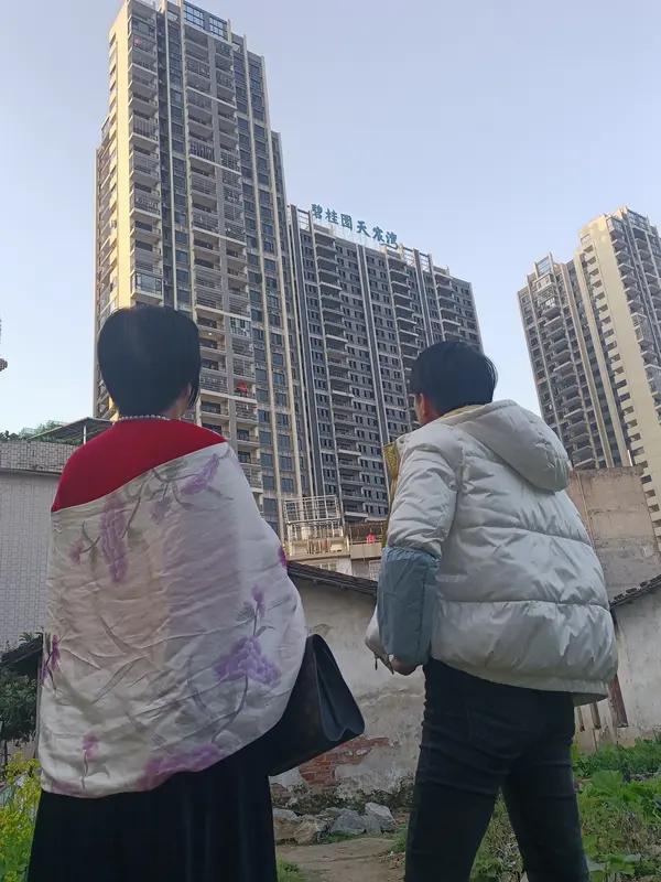 家人们见过这么寒心的女儿吗？母亲掏光403万毕生积蓄，买两套房子全登记在她名下，