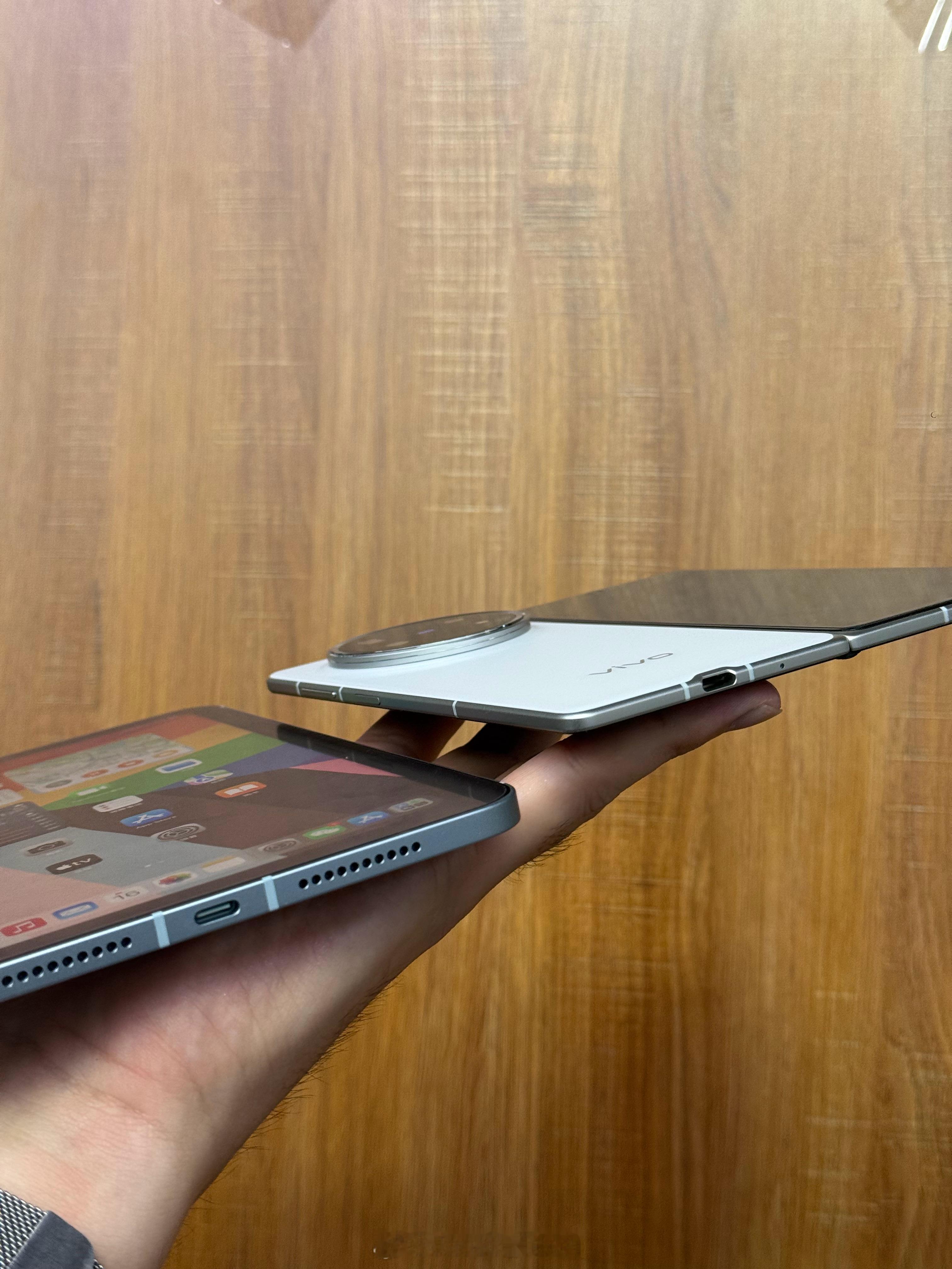[跪了]哇…vivoXFold5这也太薄了吧拿着自己的iPadmini[汗