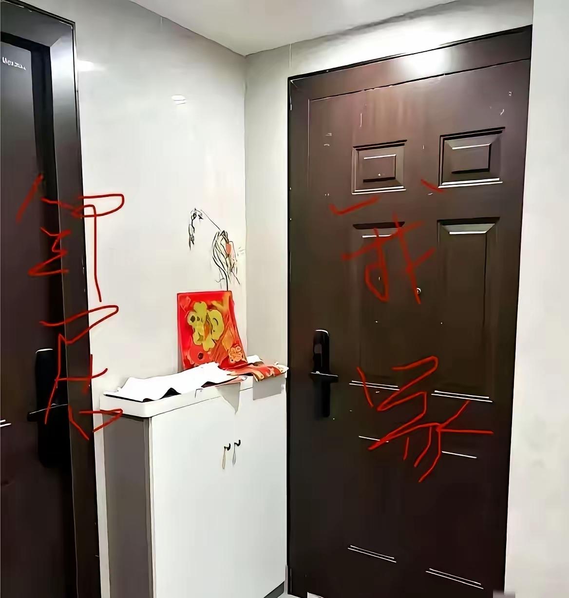 今天去看了一眼我的新房，差点没给我气笑了。我家门都还没装呢，邻居大姐的鞋柜倒先