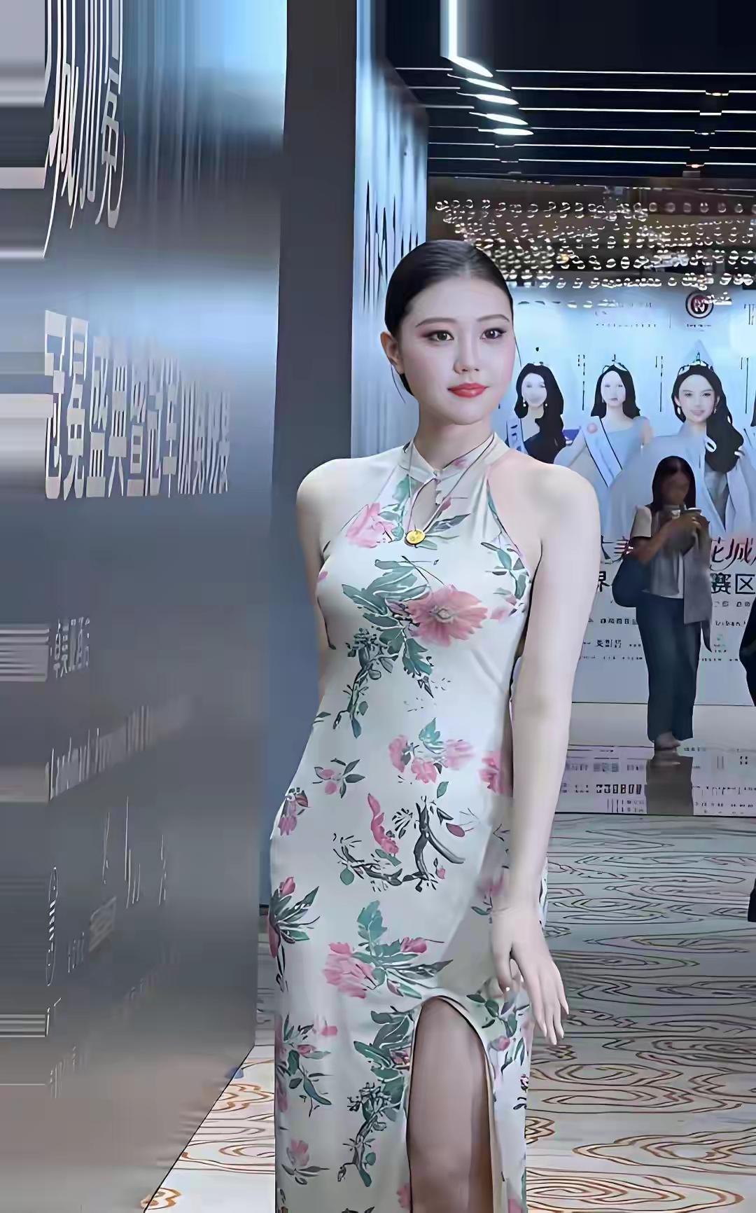 年仅19岁的连子欣拿下全球选美小姐冠军，一出场就格外吸睛。她并非当下流行的纤瘦身