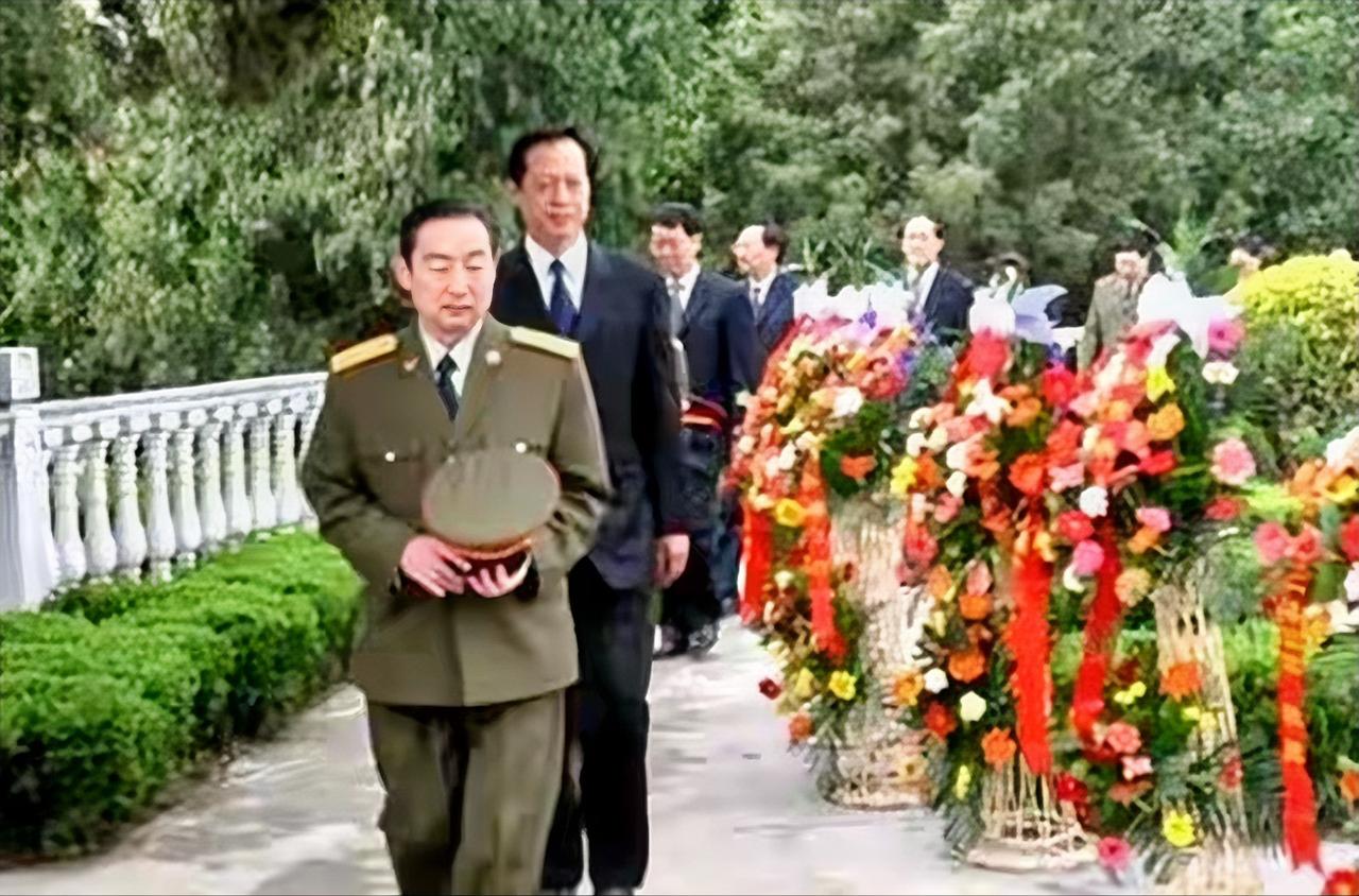 他是彭雪枫的独子，曾担任二炮政委，61岁被授予上将，今年81岁了