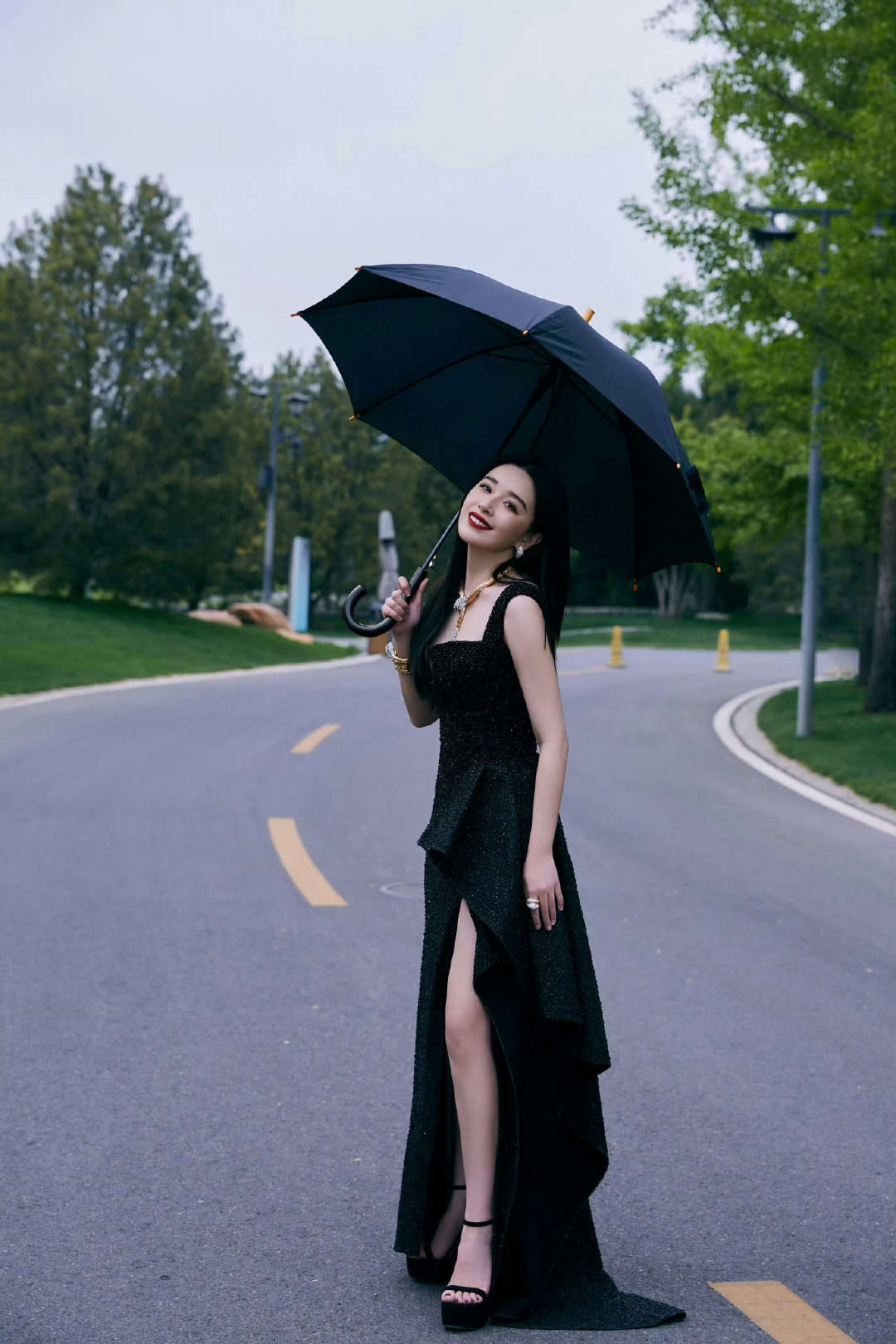 谁能拒绝阚清子的黑长直，高开叉长裙搭厚底高跟，又飒又有女人味。​