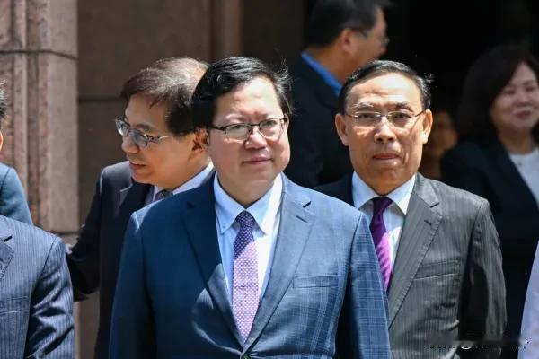 郑文灿又得救了？岛内媒体报道，由于蔡英文派系对赖清德的大罢免冷眼旁观，甚至有时