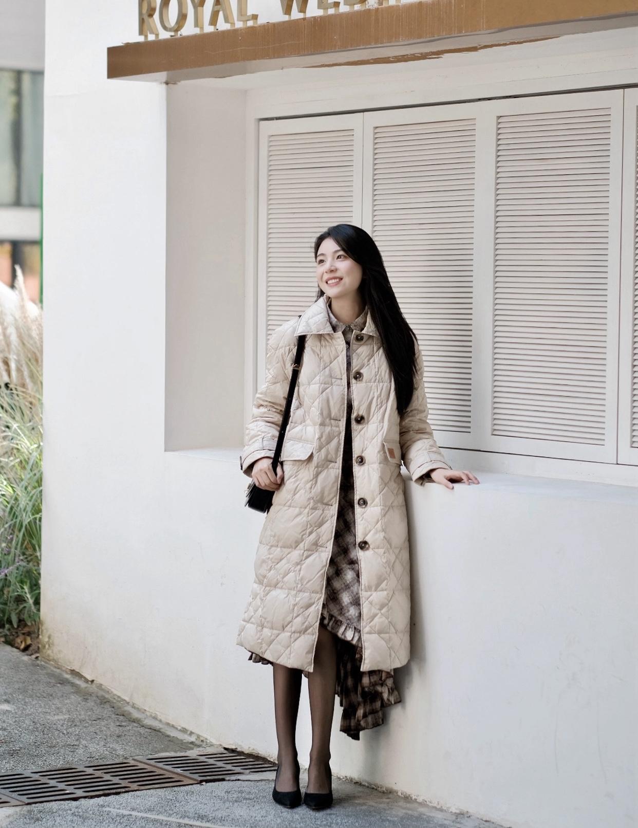 优雅自信穿搭分享白色大衣搭格子长裙