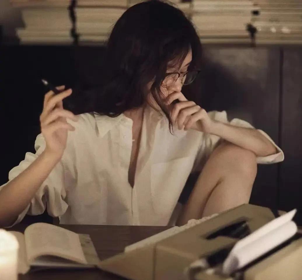 男人接近女人，通常有所图。要么图你温柔善良、善解人意，要么图你身姿曼妙。男