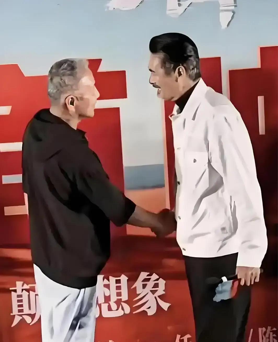 发哥街头啃盒饭，陈道明片场零NG，谁更狠？香港媒体拍到周润发在九龙城拍夜戏