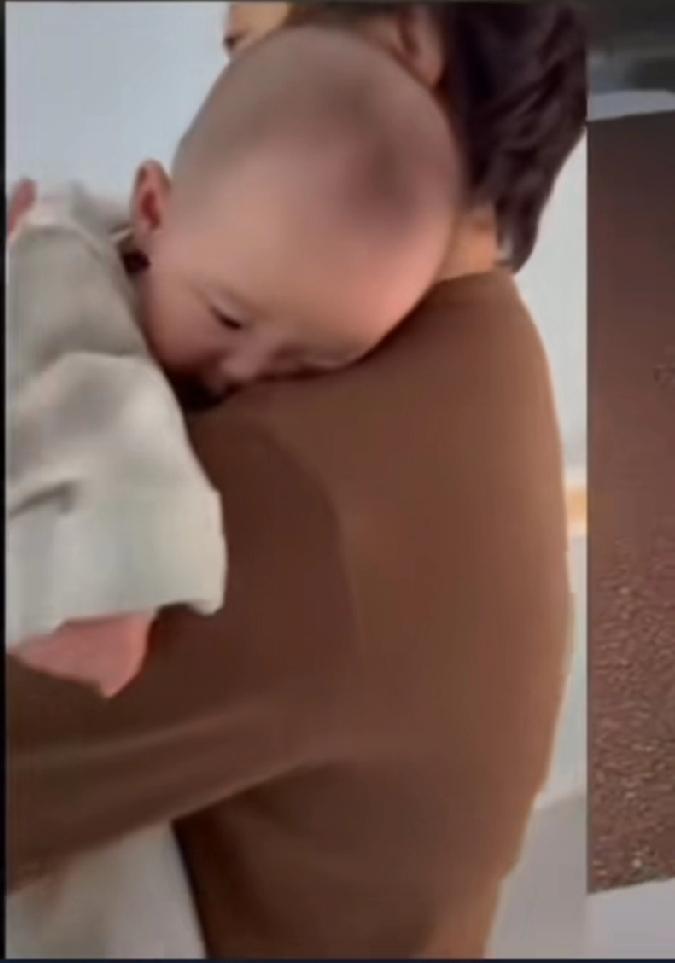 小洛熙进手术室前拍的最后一个视频，乖乖的趴在大人的肩膀上。真希望小洛溪不要那