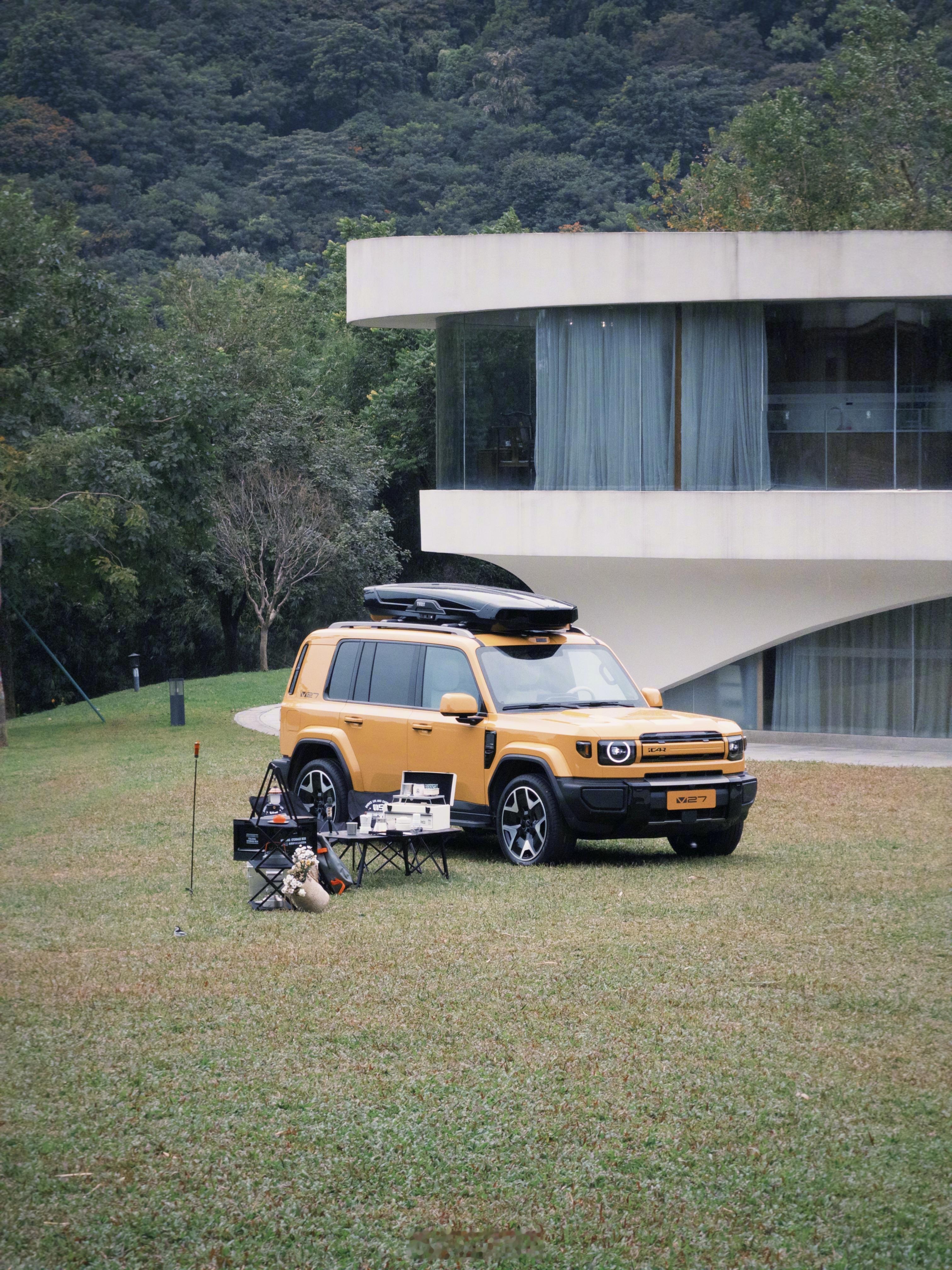 以前觉得车顶行李箱跟旅行车最搭，现在放SUV，特别是硬派路线的，越看越顺眼，颜值