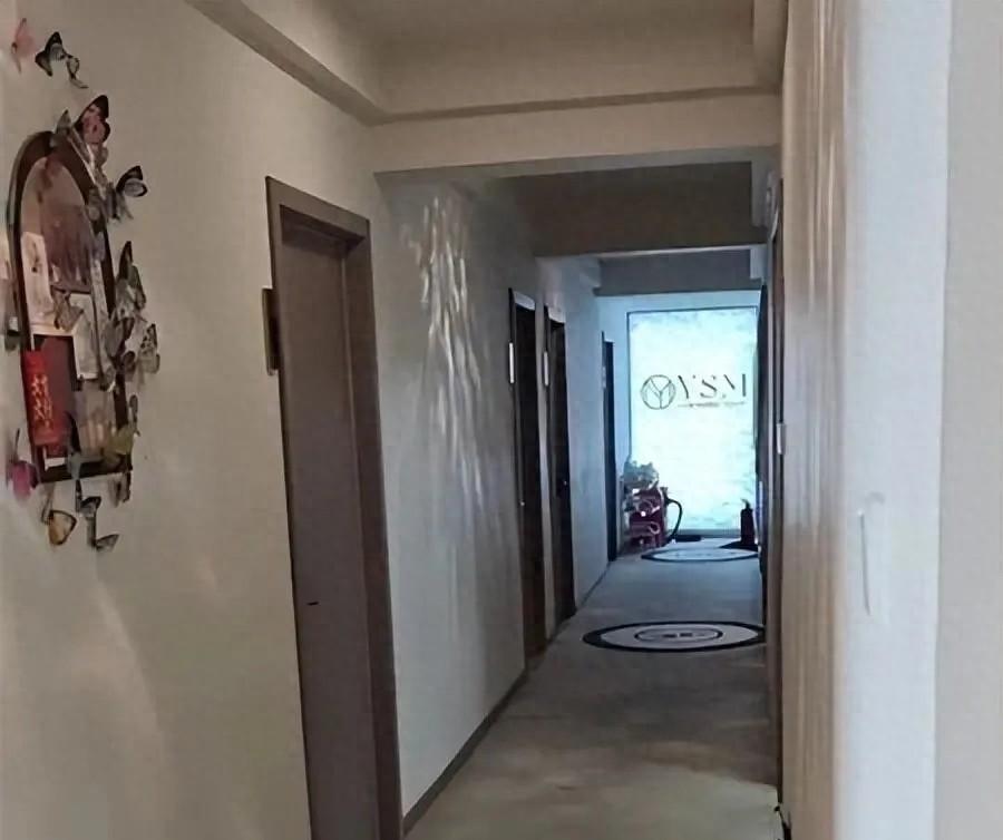 湖南一女子去按摩店放松，刚脱光上衣，就听到身后传来男人的声音，她转头一看，店家竟