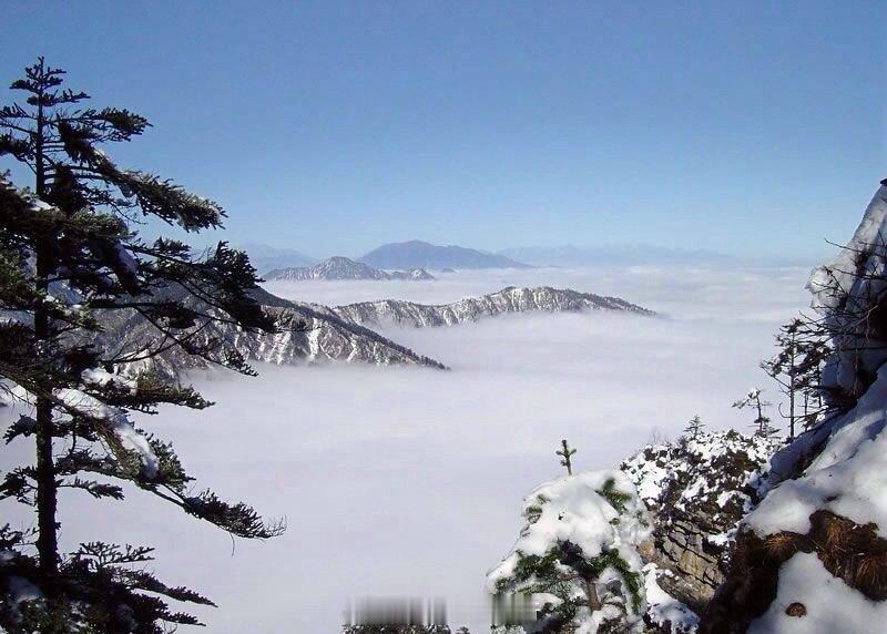 【西岭雪山】位于四川省成都市大邑县境内，景区内有终年积雪的大雪山，为成都第一峰。