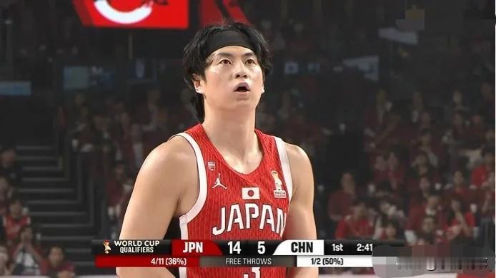看中国男篮客场打日本队，真是看得人又生气又提气。开场裁判哨子特别紧，咱们队员