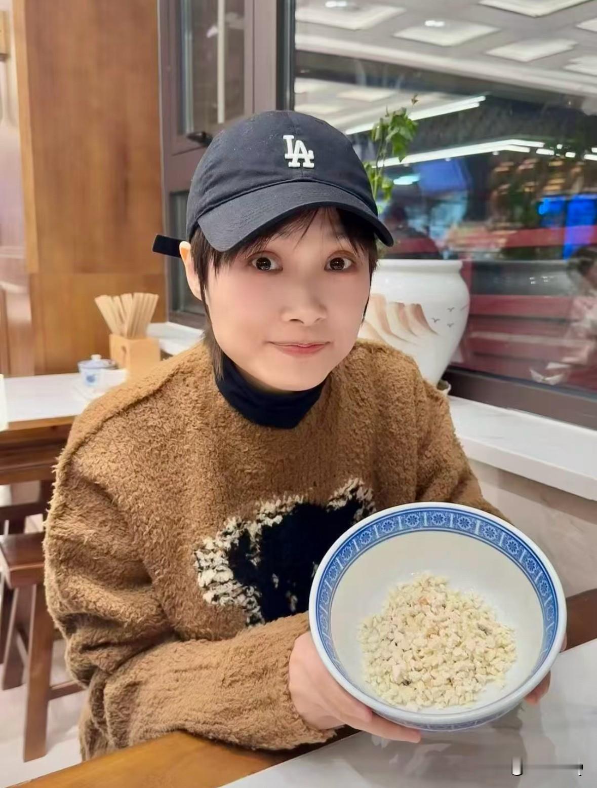 我说怎么李宇春变好看了，原来单眼皮变双眼皮，眼睛一大，颜值就上去了。