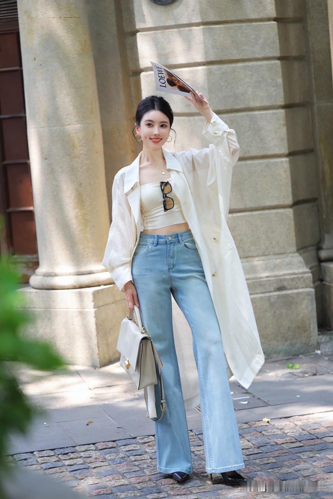 白色外套和牛仔裤搭配，真是时尚界的经典组合，简约又时髦。就像小香风白色外套配波点