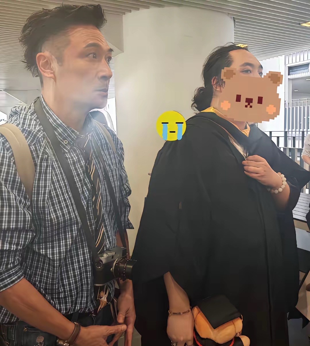 吴镇宇这儿子跟小时候比，真是反差太大了，怎么会胖成这样。爸爸是型男，妈妈是美女，