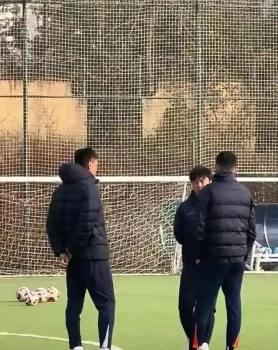 换帅第7天，全队累到吐凌晨五点，青岛海训基地灯全亮。新帅托西奇把训练表贴在