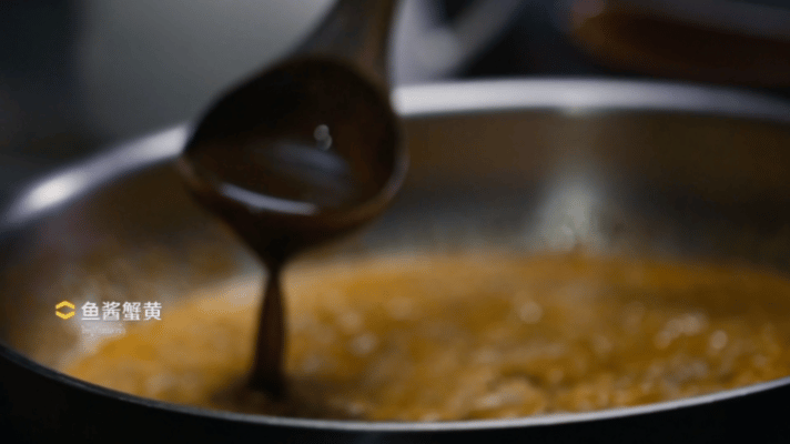 中泰都爱的鱼酱秘方不起眼但不可或缺！鱼酱用最简单的原料——鱼和盐，加上半年以上发