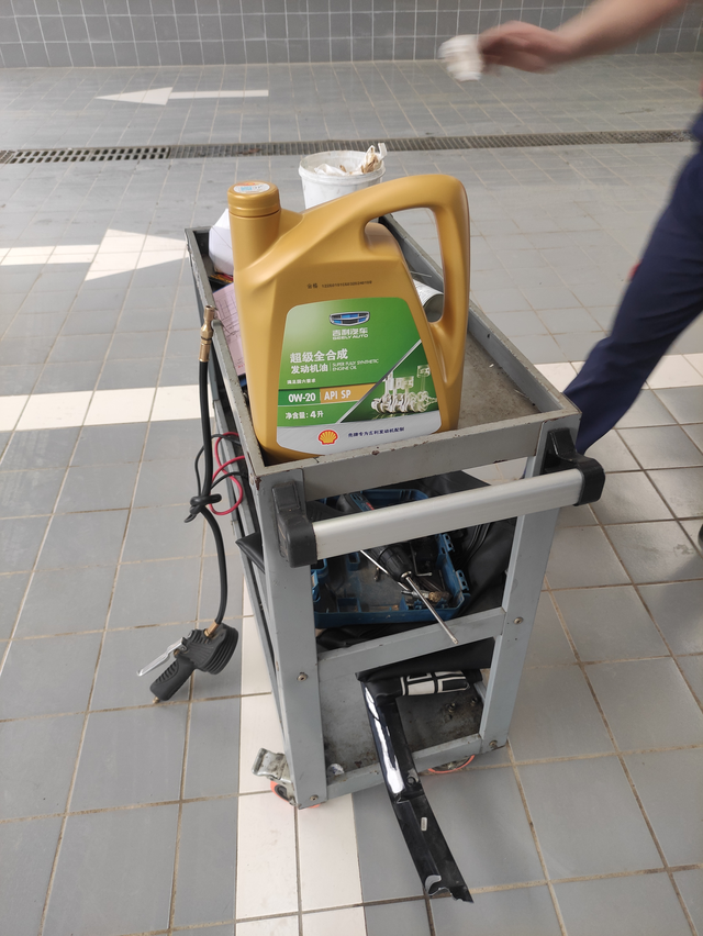 去4儿子做保养我说要买288的那款套餐半合成机油的，发动机型号不对，专员也没说