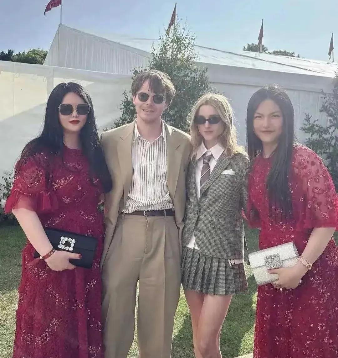 好妈妈！李湘又带着王诗龄去社交了，母女俩的穿搭引起了吐槽。两胖妞。16岁穿的像