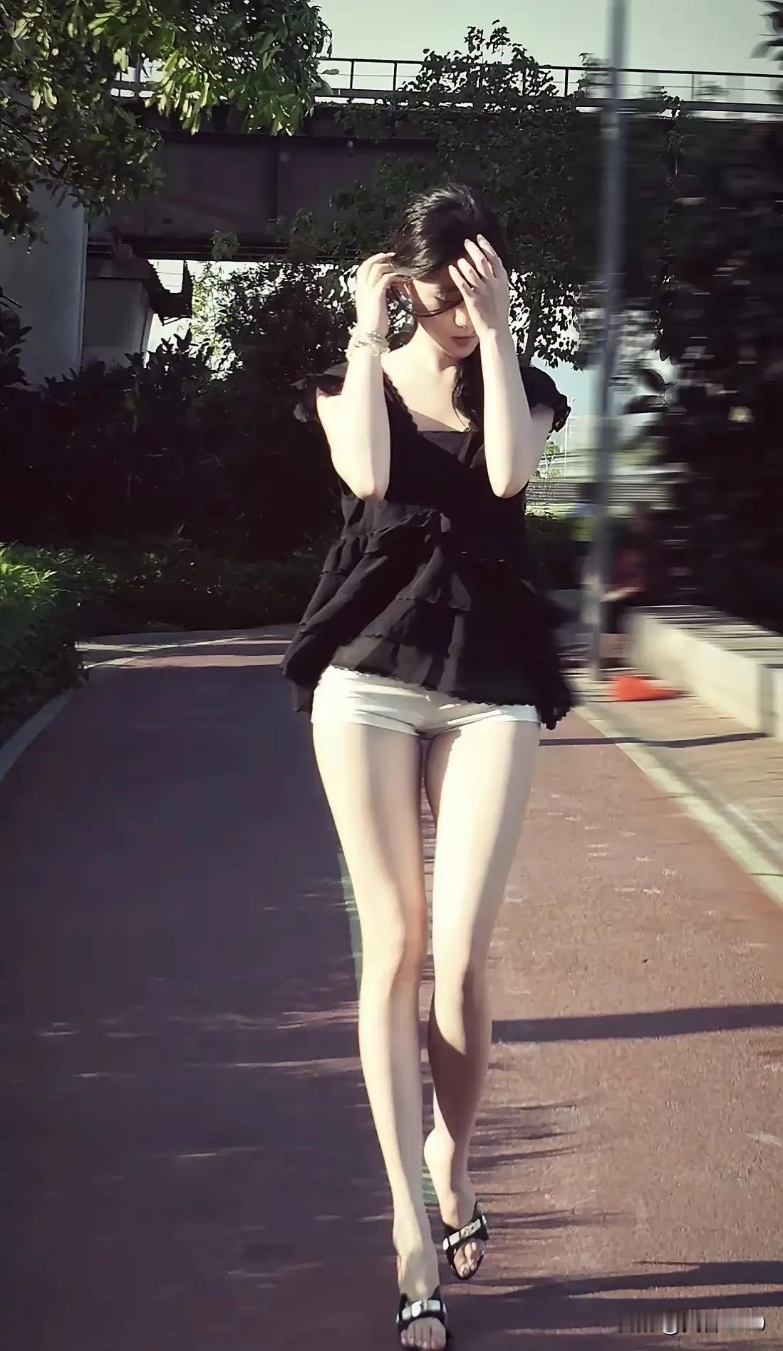 美的无地自容！余温下的散步，一双美腿使自己心悦诚服。