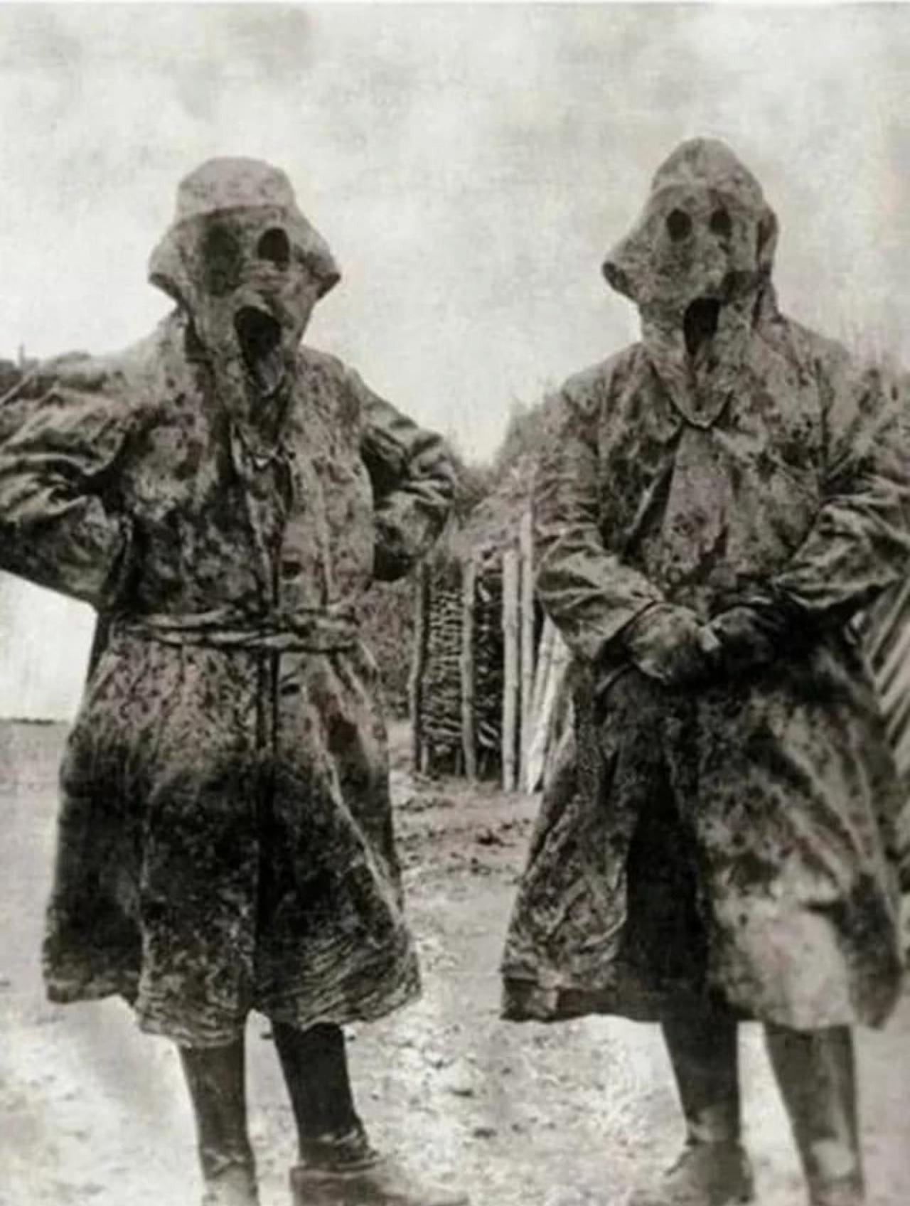 两张一战时期法国士兵身着全身迷彩服的历史照片。这些迷彩服配有带眼罩和嘴罩的连帽面