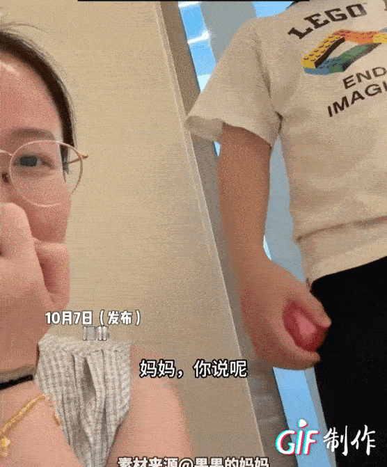 真是笑不活了！这对母子躲在商场角落里，儿子一个劲地推妈妈：“妈妈，你快去打招呼