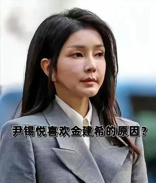 靠脸吃饭的金建希可咋办？这眼瞅着被抓进去了，这面部的岂不是保养很难了？在被