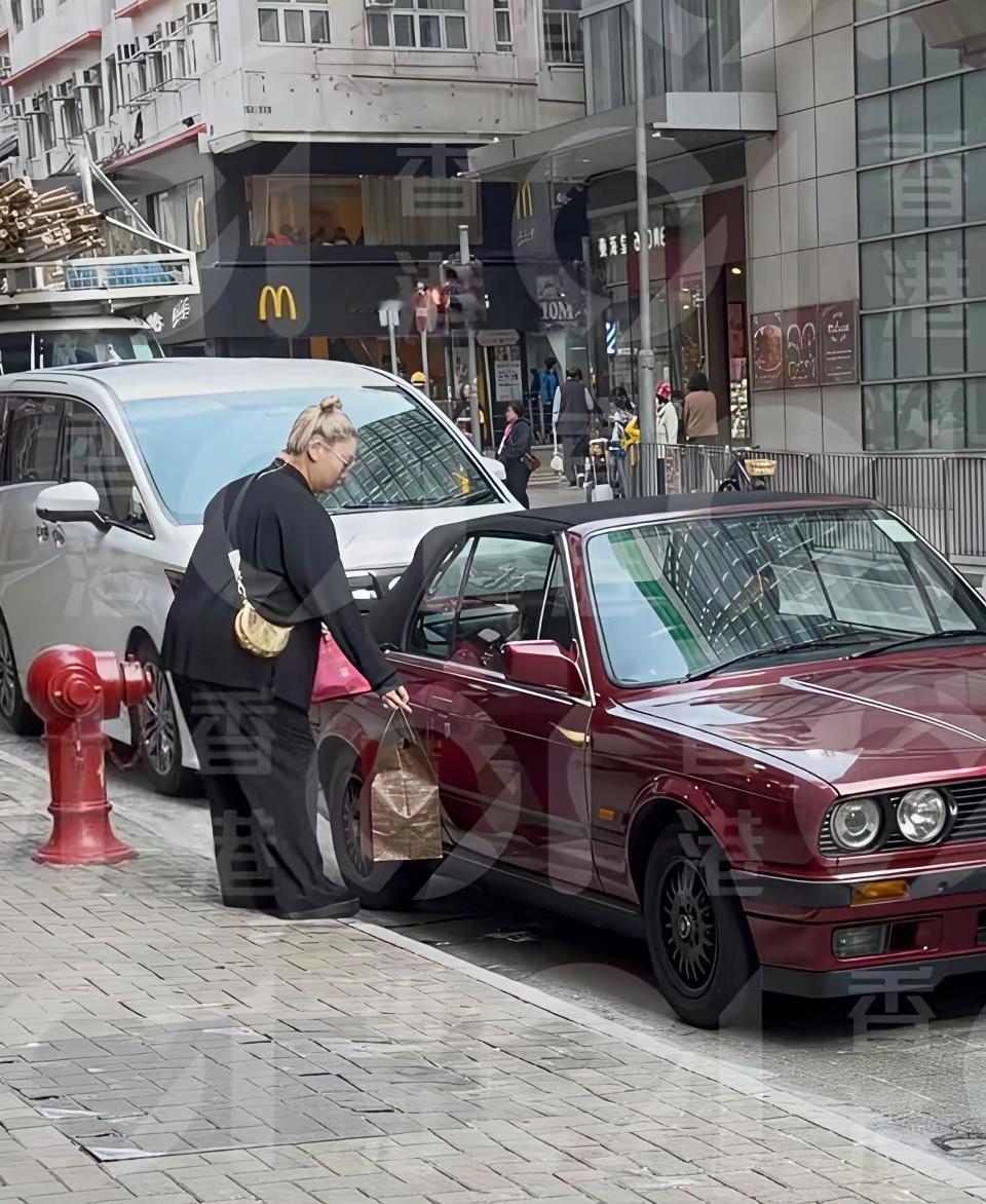 郑欣宜驾车现身西环，回香港过年了