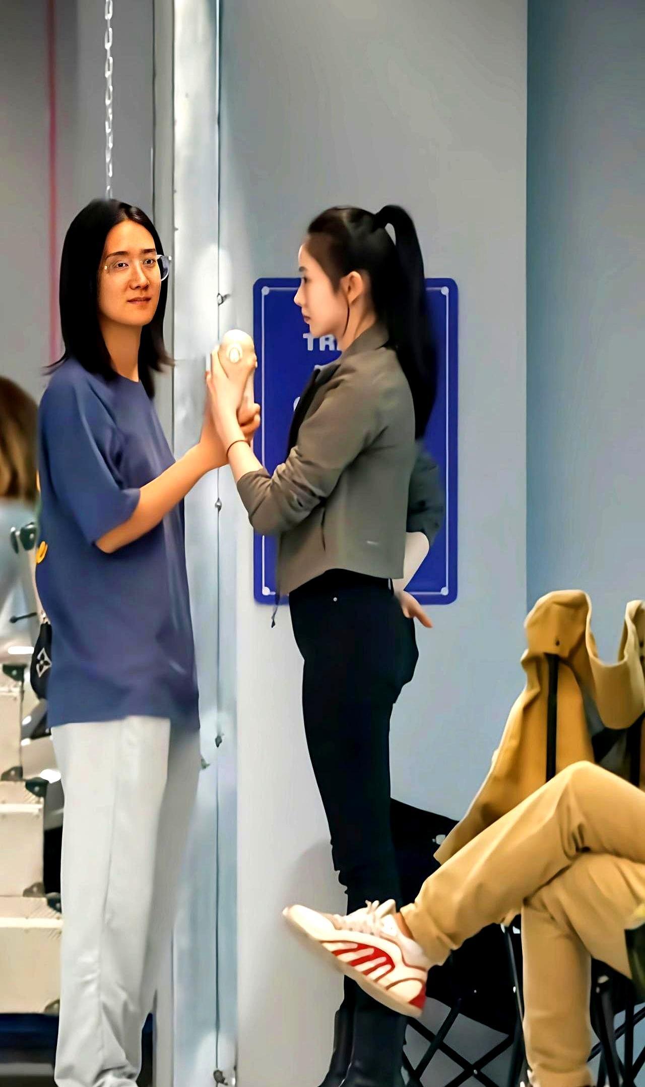 春晚最狠的不是小品，是两个女人用20秒干翻了热搜。一个单日涨粉75万，一个视频播