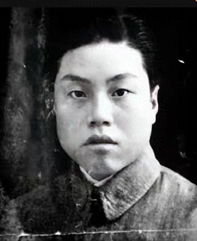 1950年8月，台北监狱押出个叫王正钧的廿六岁军官。他断了左胳膊，啥话不问，要了