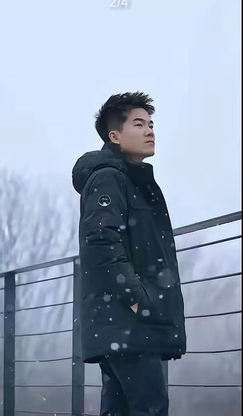 董宇辉昨晚跨年乐享会一结束，人差点站不稳。他发着高烧扛完几个小时的直播，嗓子