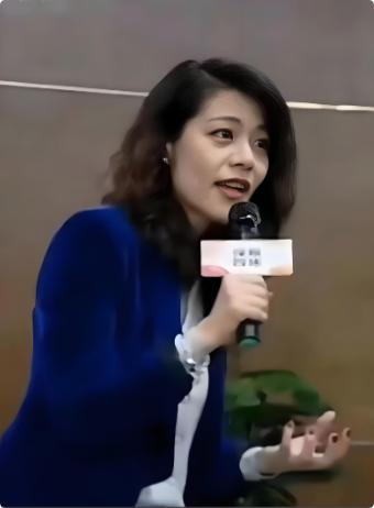 复旦大学陈果说："没有任何一个男人会在自己深爱、敬重的女人面前，变得敷衍、冷漠、