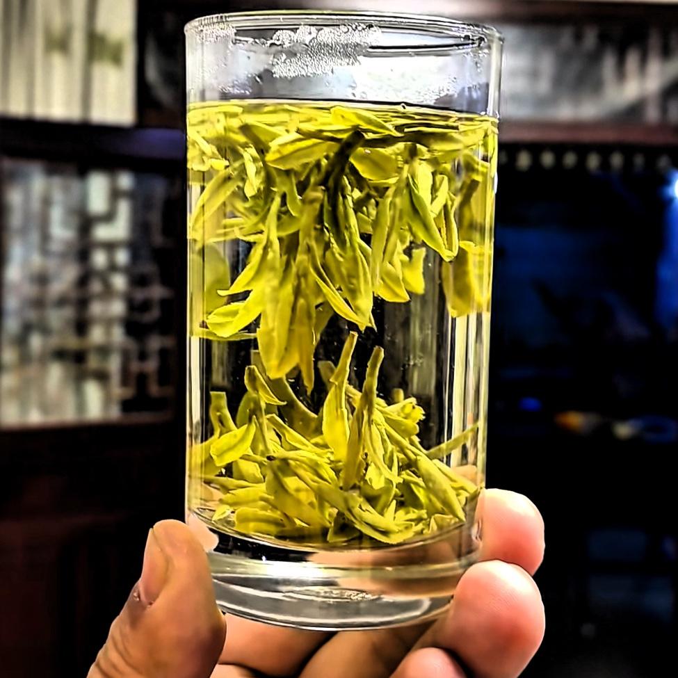 “260元一斤的龙井春茶，喝着也挺好，豆香浓郁，浅青色的茶汤，清澈透亮，入口鲜爽