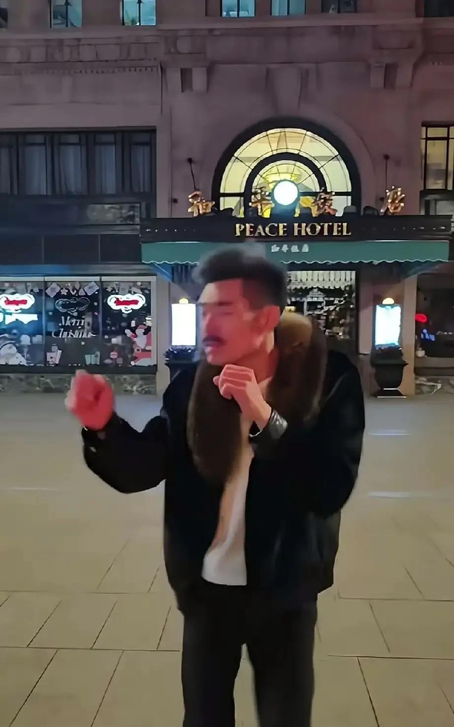 阿四穿件皱巴巴淘宝西装混进和平饭店大堂，手机一架就演“底层爸爸带儿子圆梦五星”，