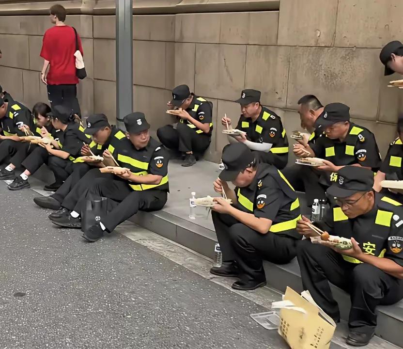 大爷们退休去挣钱当保安，家里的大妈走模特步跳广场舞，老烧钱了，这就叫做退休后各有