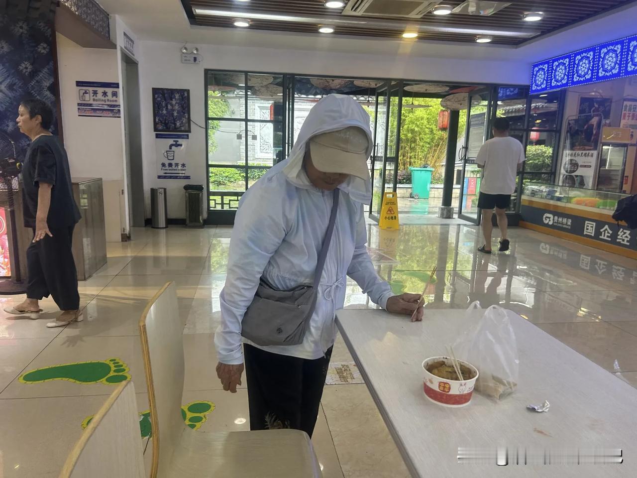 带着83岁妈妈自驾游，很多友友说长途坐车受不了，那么我说几个老人长途坐车的注意事
